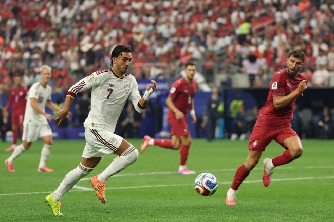 Ruben Dias - 5.7 điểm: Chỉ huy hàng thủ tương đối tốt trong phần lớn thời gian với nhiều pha cản phá không chiến dũng mãnh và tình huống chặn cú sút nguy hiểm của Dani Olmo. Dẫu vậy, anh đã mắc sai lầm vị trí khi bị hút theo bóng trong tình huống Torres chuyền bóng cho Merino ghi bàn định đoạt trận đấu.