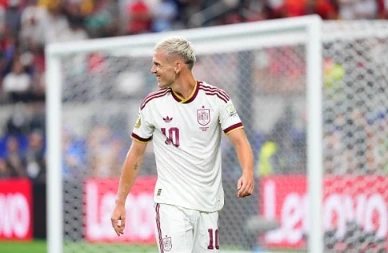 Dani Olmo (6.0): Thi đấu thiếu hiệu quả khi bị đối phương vây ráp chặt chẽ. Ngôi sao này gặp khó khăn trong việc tìm kiếm khoảng trống để sáng tạo và không để lại nhiều dấu ấn trước hệ thống phòng ngự kỷ luật của đội bóng áo bã trầu.