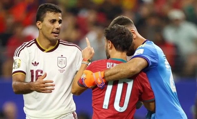 Rodri và Bernardo Silva tranh cãi vào cuối trận. (Ảnh: The Sun)