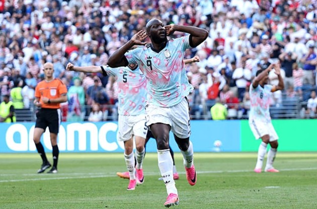 Lukaku tận dụng thành công sai lầm của hàng phòng ngự đội tuyển Mỹ. (Ảnh: Getty Images)