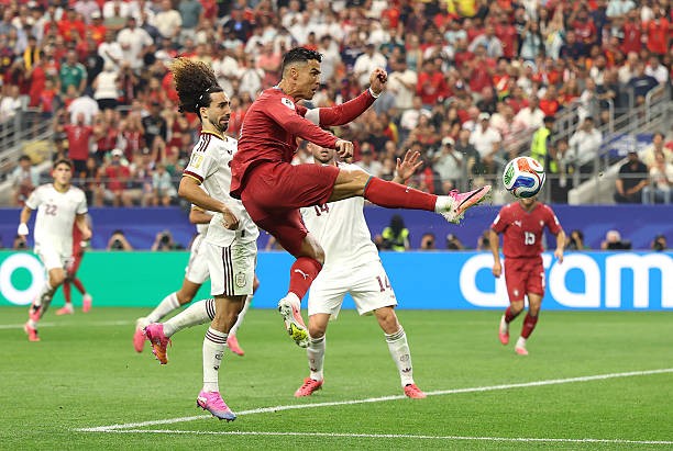 Marc Cucurella góp công giúp Tây Ban Nha phong tỏa Cristiano Ronaldo ở trận đấu vừa qua. Ảnh: Getty Images.