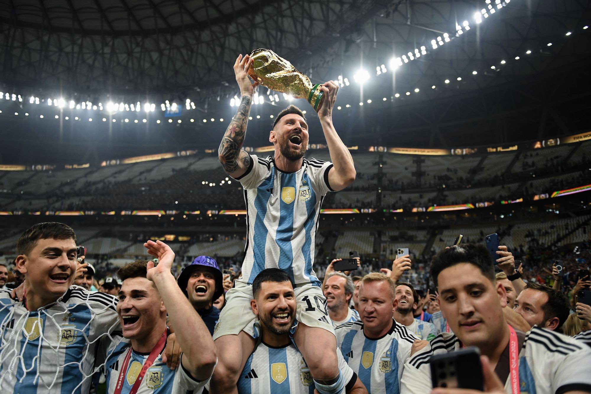 Vinh quang năm 2022 không làm Messi thỏa mãn. Ảnh: Getty.