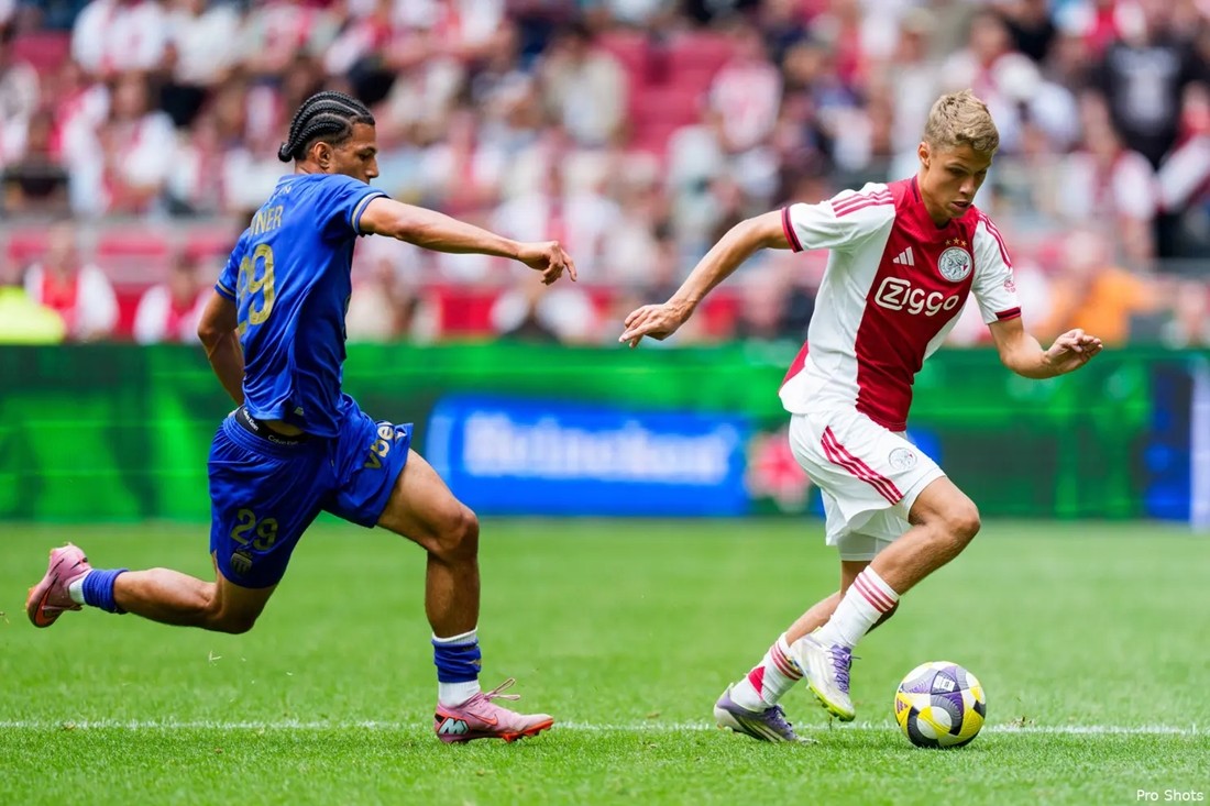 Sean Steur thăng tiến nhanh chóng tại Ajax. Ảnh: Ajax Showtime.