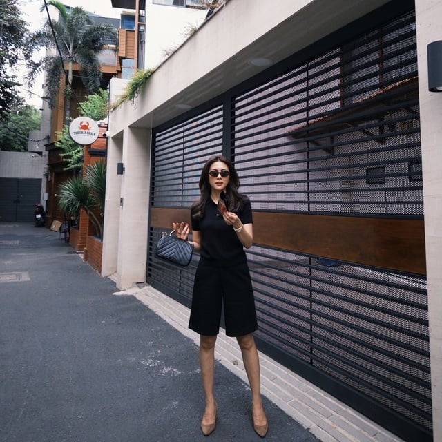 Một chiếc áo thun trơn với chất liệu dày dặn, phom dáng vừa vặn sẽ giúp tổng thể trang phục trở nên chỉn chu hơn rất nhiều.