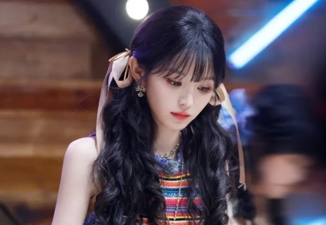 Chất liệu satin, nhung hoặc voan giúp phụ kiện trở nên nổi bật mà vẫn giữ được nét thanh lịch.