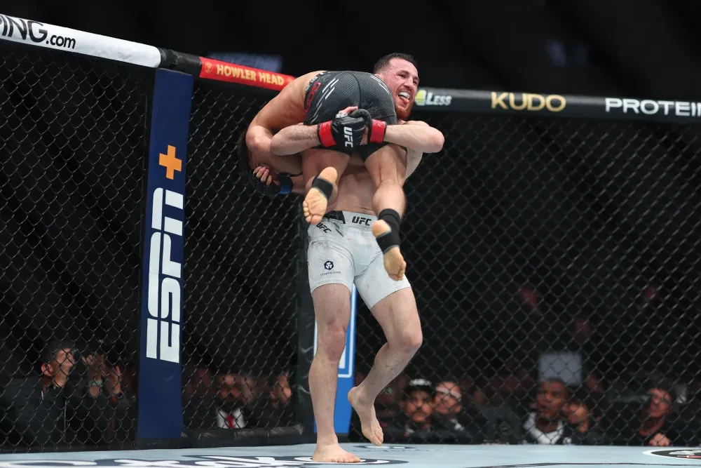 Merab Dvalishvili nhấc bổng Henry Cejudo tại UFC 298