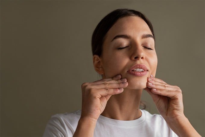 Bên cạnh việc chăm sóc da bằng mỹ phẩm, các bài tập dành cho cơ mặt cũng được nhiều chuyên gia khuyến khích nhằm hỗ trợ tăng tuần hoàn máu và cải thiện độ săn chắc của làn da.


