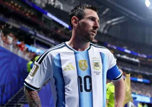Sút hỏng phạt đền, Messi lỡ cơ hội gỡ hoà cho Argentina trước Ai Cập. Ảnh: Getty Images.