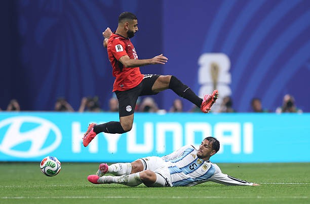 Leandro Paredes – 6.7 điểm: Việc huấn luyện viên Lionel Scaloni chuyển sang sơ đồ kim cương giúp Paredes phát huy vai trò mỏ neo. Anh trở thành trạm trung chuyển bóng với 129 lần chạm bóng – con số cao nhất trong số các cầu thủ góp mặt trên sân. Ảnh: Getty Images. 
