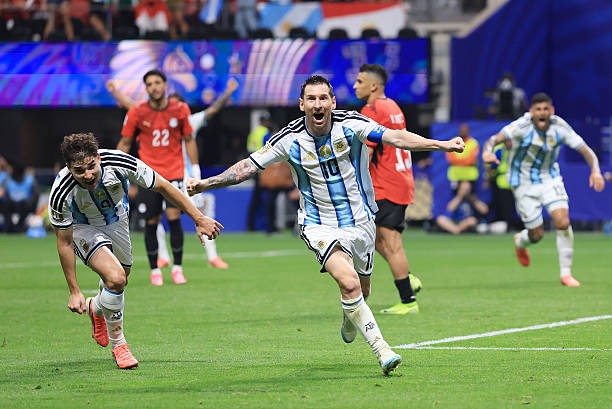 Lionel Messi – 8.0 điểm: Tự phá kỷ lục buồn của chính mình khi sút hỏng quả phạt đền thứ tư tại một kỳ World Cup. Tuy nhiên, siêu sao 39 tuổi đã chuộc lỗi một cách hoàn hảo với đường kiến tạo tinh tế và cú sút tung nóc lưới gỡ hòa, trở thành nhân tố định đoạt trận đấu. Ảnh: Getty Images. 