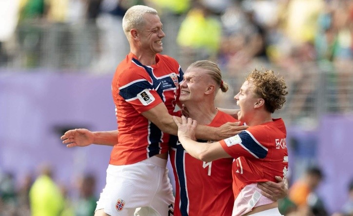 Haaland ăn mừng cùng đồng đội sau chiến thắng Brazil. Ảnh: Getty Images.