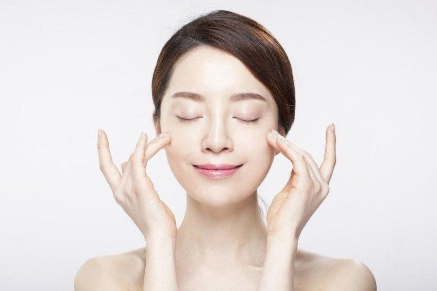 Việc duy trì bước cấp nước đều đặn mỗi ngày sẽ giúp da mềm mại hơn, đồng thời cải thiện khả năng hấp thu các sản phẩm dưỡng ở những bước tiếp theo.

