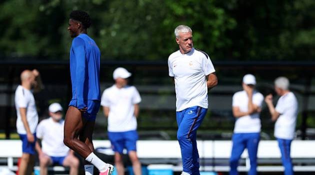 HLV Didier Deschamps tập trung cho lần đụng độ Maroc. Ảnh: Getty Images.