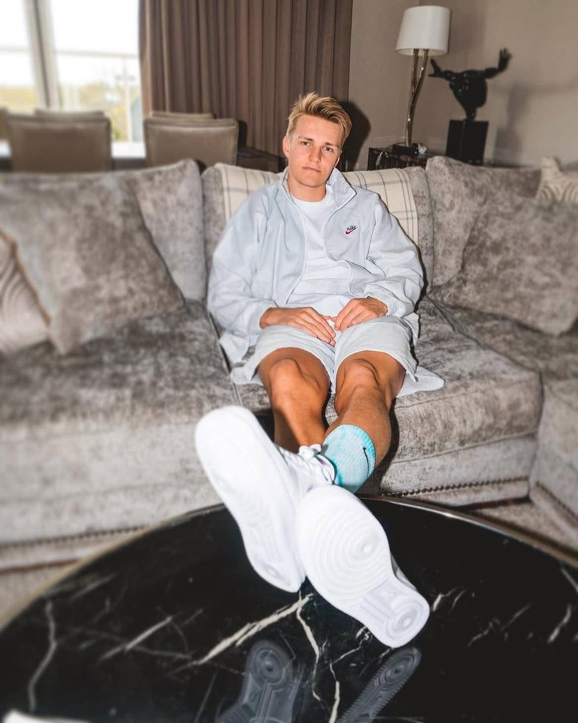 Bẽn lẽn trước máy ảnh, bản lĩnh trên sân cỏ. Ảnh: Odegaard Instagram.
