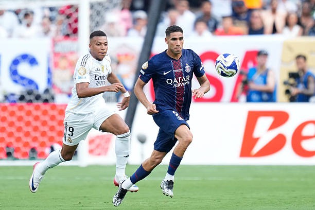 Cuộc đối đầu giữa Kylian Mbappe và Achraf Hakimi có thể định đoạt trận tứ kết World Cup. Ảnh: Getty Images