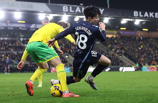  Yang Min-hyeok thi đấu trong màu áo Conventry theo dạng cho mượn từ Tottenham. Ảnh: Getty Images.