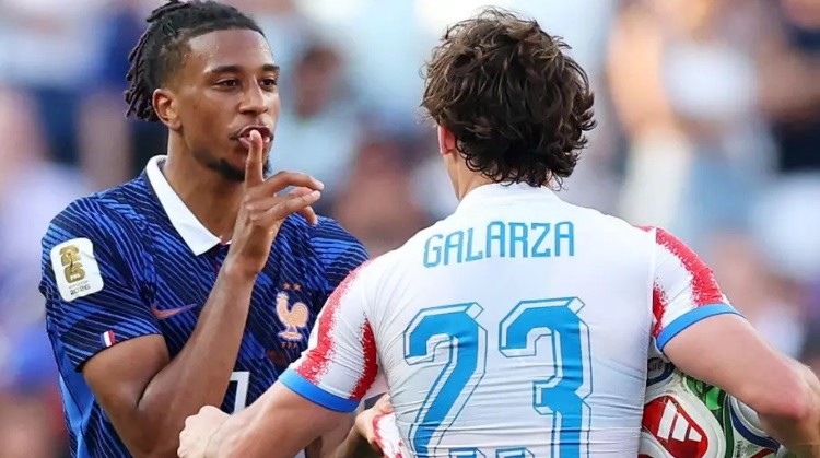 Olise đã phải nhận thẻ vàng trong cuộc đấu căng thẳng với Paraguay. Ảnh: Getty Images.