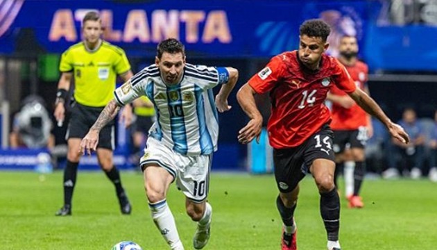 FIFA bị tố thiên vị Messi và Argentina trong trận thắng Ai Cập.