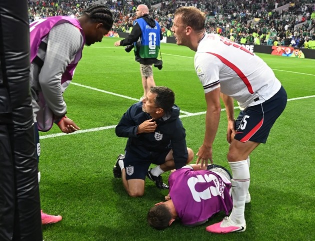 Dan Burn ân hận với chấn thương hy hữu của Jordan Henderson.