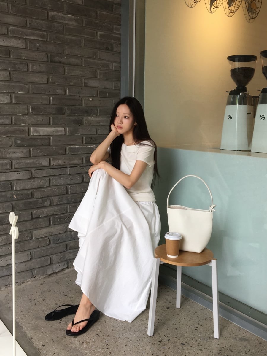 Không cần những món đồ cầu kỳ, chân váy dài kết hợp với áo thun đã đủ tạo nên một tổng thể trẻ trung, thoải mái nhưng vẫn giữ được nét nữ tính. 