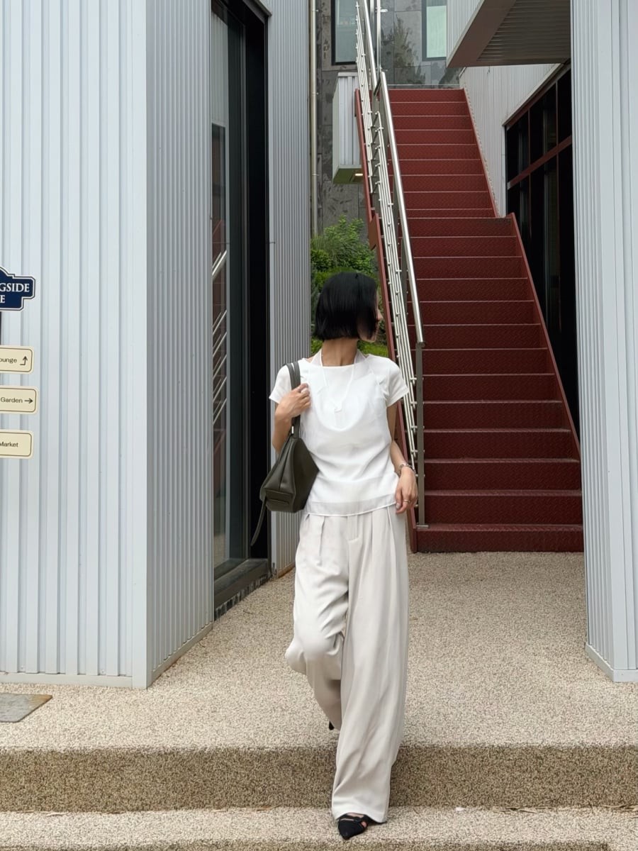 Sắc trắng không chỉ mang lại cảm giác mát mẻ mà còn giúp bộ trang phục trở nên thanh thoát và hiện đại hơn.