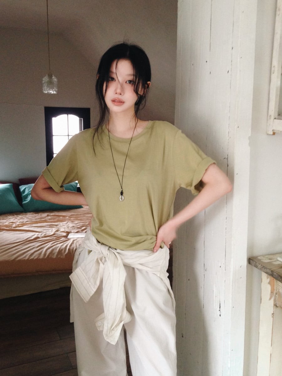 Vào mùa hè, những mẫu áo có phom rộng vừa phải hoặc oversized được nhiều người yêu thích vì tạo cảm giác thông thoáng, không gây bí bách khi mặc.