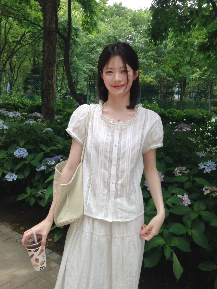 Bên cạnh áo thun, áo blouse trắng cũng là món đồ không thể thiếu trong tủ đồ mùa hè.
