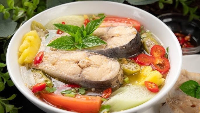 Nên dùng nước sôi nấu canh cá