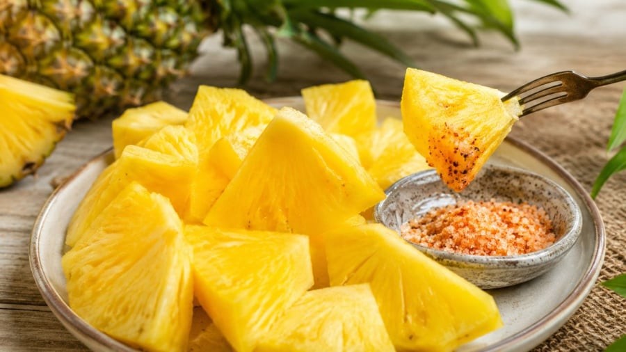 Vì sao nên ăn dứa chấm muối