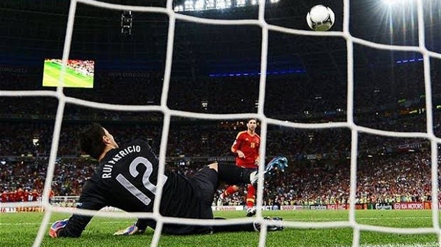 Không phải hậu vệ nào cũng có kỹ năng đá penalty tốt như Ramos. (Telegraph)