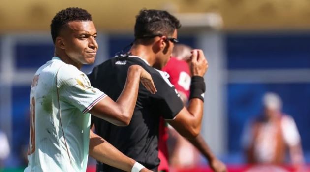 Mbappe đá hỏng phạt đền trước Maroc.