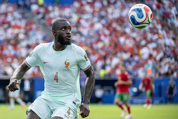 Dayot Upamecano (7.4): Lẽ ra anh đã có thể làm tốt hơn với pha đánh đầu sớm. Tình huống phá bóng của anh vô tình đưa bóng đi vọt xà ngang khung thành nhà. Nhìn chung, anh hiếm khi bị đối phương đe dọa về mặt phòng ngự. Ảnh: Getty Images
