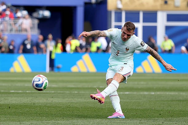 Lucas Digne (7.6): Anh chủ động dâng cao tấn công mỗi khi có cơ hội và từng tung ra cú sút xa đưa bóng trúng xà ngang. Tuy nhiên, anh đã phải hoạt động rất vất vả để đối phó với sự lắt léo của Brahim Diaz. Ảnh: Getty Images