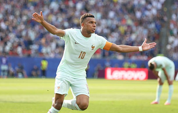 Kylian Mbappe (7.6): Suýt chút nữa đã ghi bàn chỉ trong vòng 5 phút đầu trận. Dù thực hiện hỏng một quả phạt đền, nhưng đúng như kỳ vọng, anh đã chuộc lỗi bằng một pha dứt điểm tuyệt vời và một đường kiến tạo dọn cỗ cho Dembele. Ảnh: Getty Images