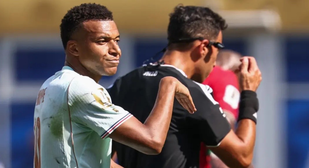 Mbappe đã phải chờ đợi khá lâu để thực hiện quả phạt đến. Ảnh: Getty Images.
