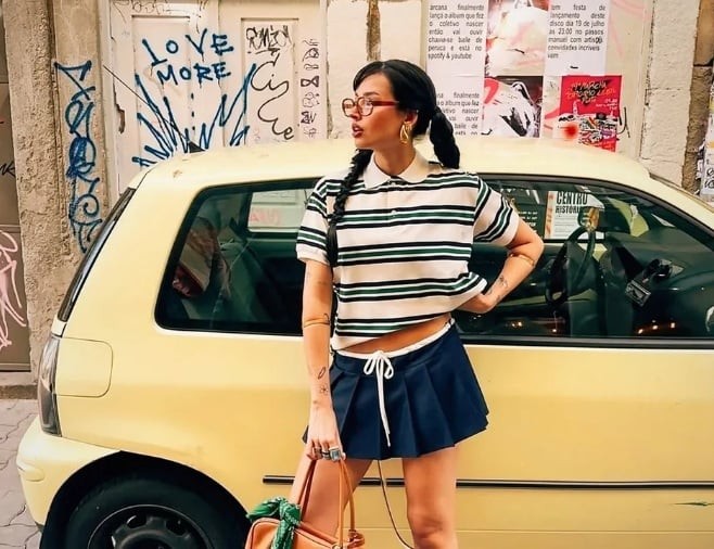 Chiếc áo polo được biến tấu với phom dáng ôm sát, thiết kế croptop hoặc phối màu nổi bật, tạo nên vẻ ngoài trẻ trung và đậm chất hoài niệm của thập niên 2000.