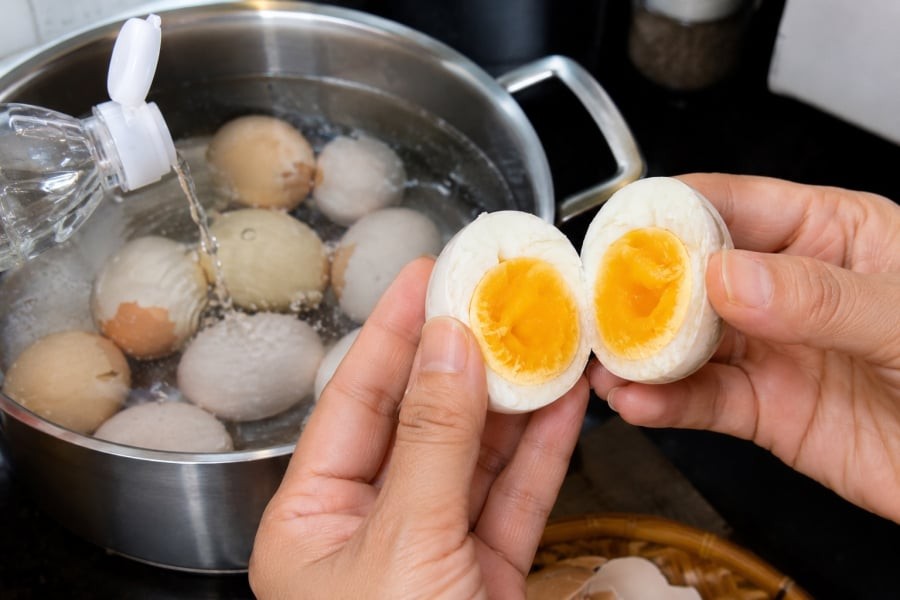 Luộc trứng thêm thứ này vỏ tự động bong ra, lòng đỏ dẻo quánh: Đó chính là một ít giấm trắng.