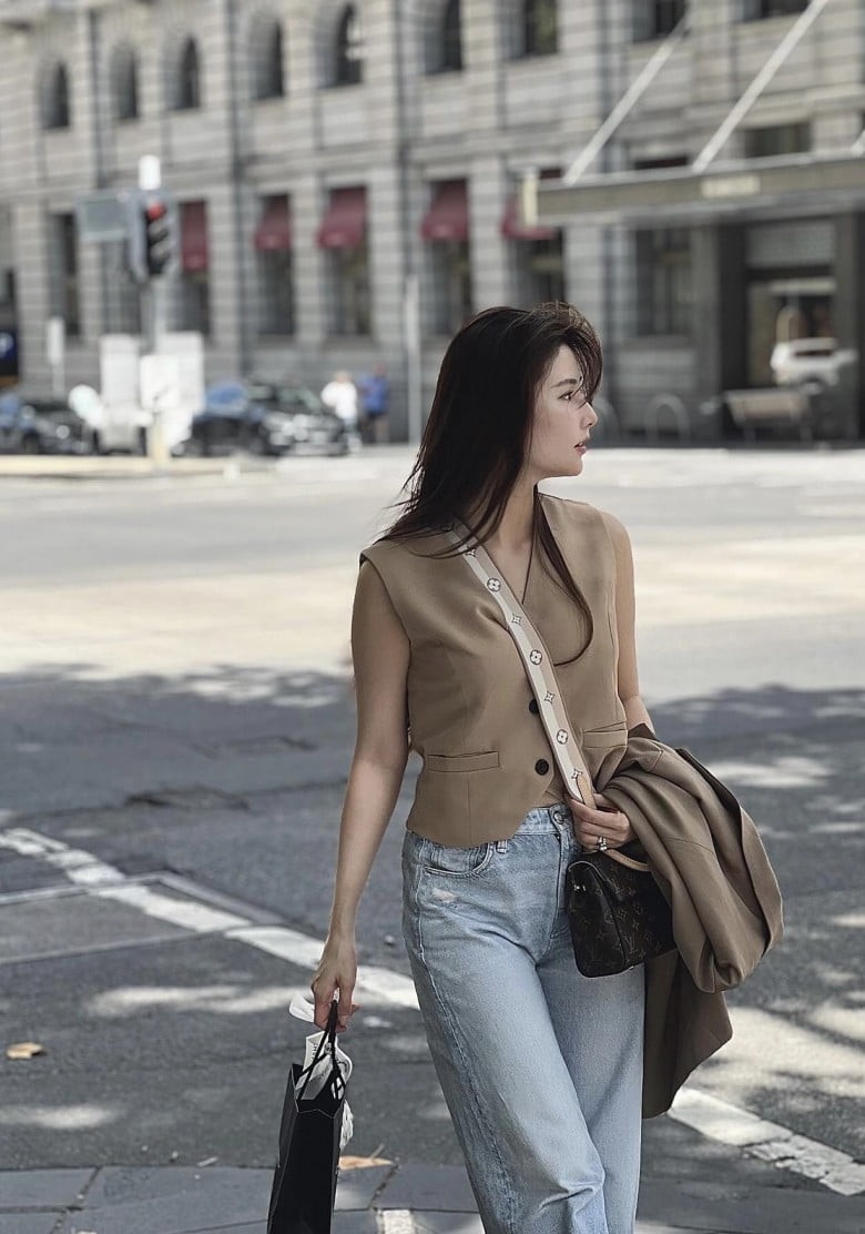 Trong những ngày hè, áo vest không tay là lựa chọn được nhiều tín đồ thời trang ưu ái nhờ thiết kế gọn gàng, thoáng mát nhưng vẫn giữ được nét chỉn chu. 