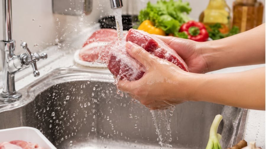Tại sao không nên rửa thịt dưới vòi nước
