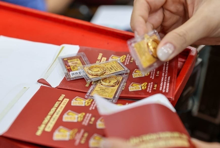 Với đặc tính không mang lại lợi suất, vàng trở nên kém hấp dẫn hơn trong môi trường lãi suất cao, khiến nhà đầu tư thận trọng trước khi đưa ra các quyết định nắm giữ kim loại quý.

