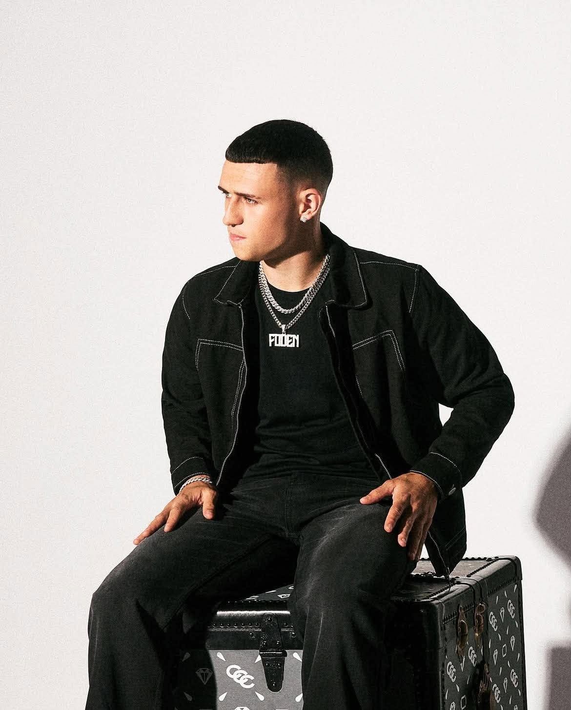 Streetwear nước Anh định hình toàn bộ phong cách ngoài sân cỏ. Ảnh: Foden Instagram.
