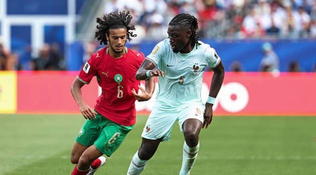  Bouaddi tỏ ra lép vế trước Kone. Ảnh: Getty Images.
