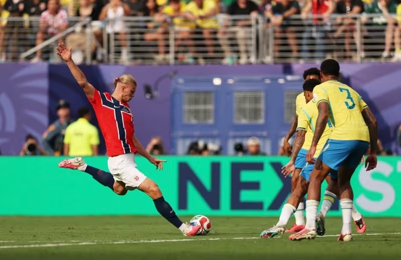 Erling Haaland rất giỏi ở các tình huống bóng sống. Ảnh: FIFA.com.