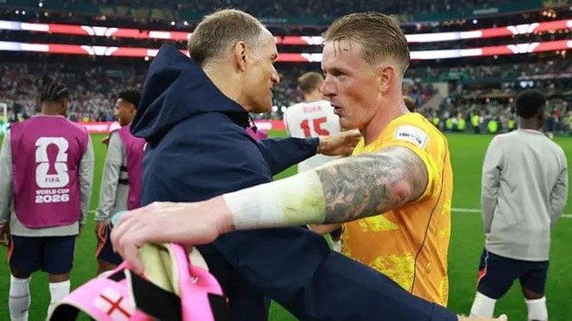 Tuchel chúc mừng Pickford sau trận đấu. (Getty Images)