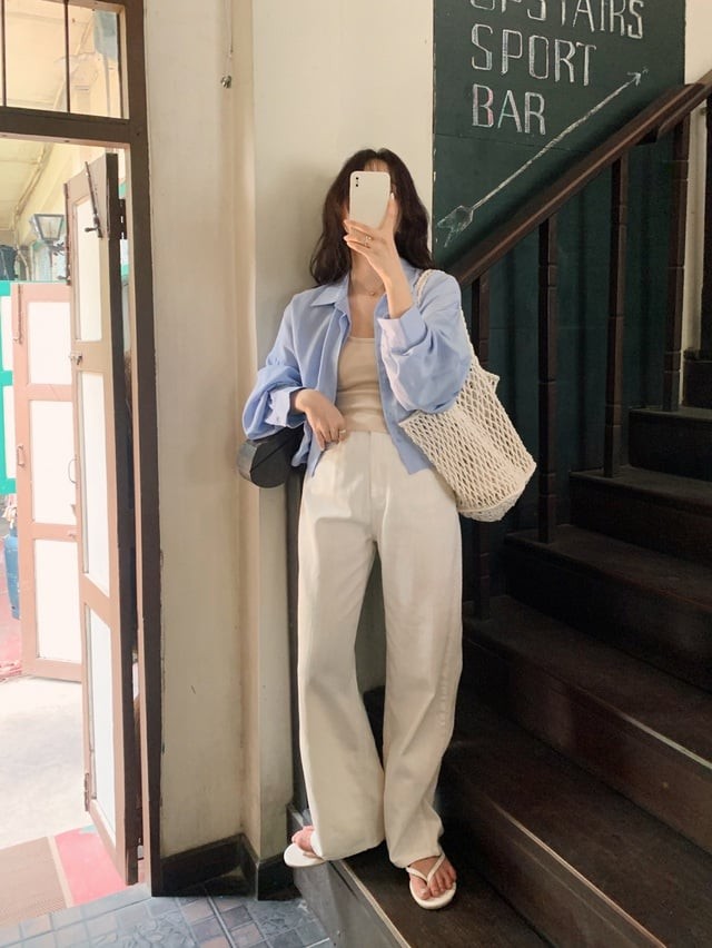  Những chiếc áo kẻ ngang, áo sơ mi xanh nhạt, áo thun màu be hay các sắc pastel đều kết hợp hài hòa với quần trắng. 