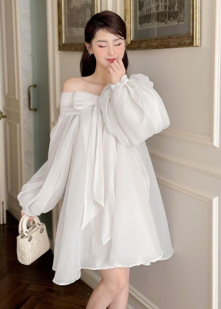 Chất liệu như cotton, linen hay vải pha có độ đứng nhẹ sẽ giúp trang phục giữ phom đẹp, đồng thời mang lại cảm giác thoáng mát trong mùa nóng.