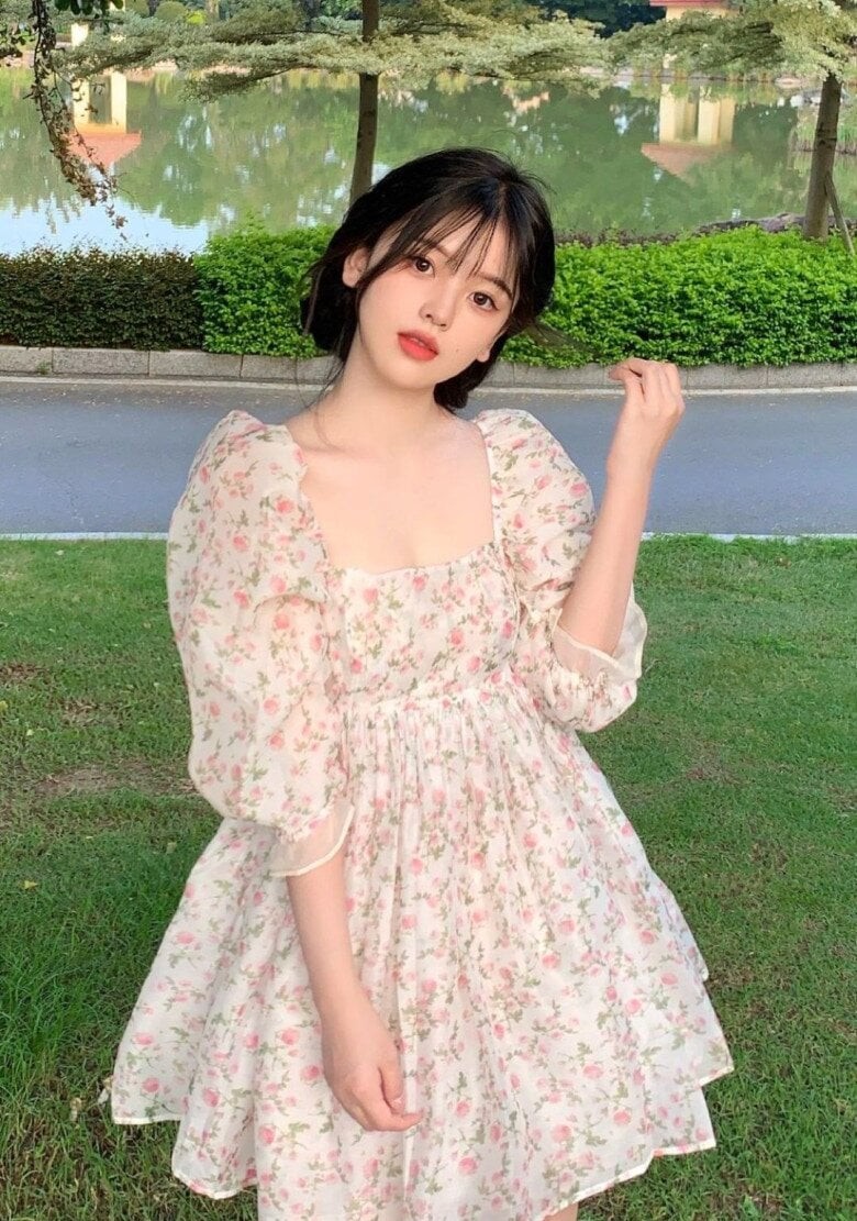 Những thiết kế có độ dài trên gối một chút hoặc ngang gối thường tạo cảm giác gọn gàng, giúp vóc dáng trông thanh thoát hơn mà vẫn đảm bảo sự kín đáo cần thiết.