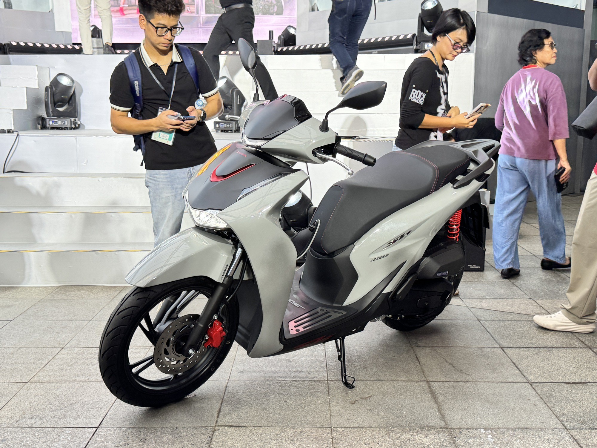 Honda SH 2026 ra mắt Việt Nam: Giá từ gần 78 triệu đồng, màn hình mới, thêm sạc USB-C- Ảnh 3. Honda SH 2026 ra mắt Việt Nam: Giá từ gần 78 triệu đồng, màn hình mới, thêm sạc USB-C- Ảnh 3.