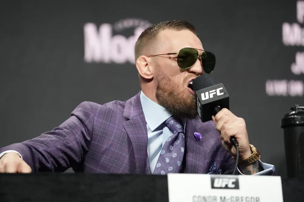 Conor McGregor tại buổi cân ký UFC