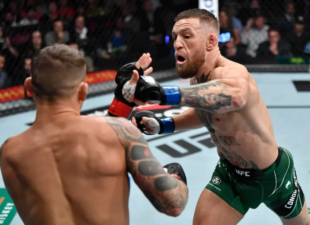 Conor McGregor tung cú đấm vào Dustin Poirier